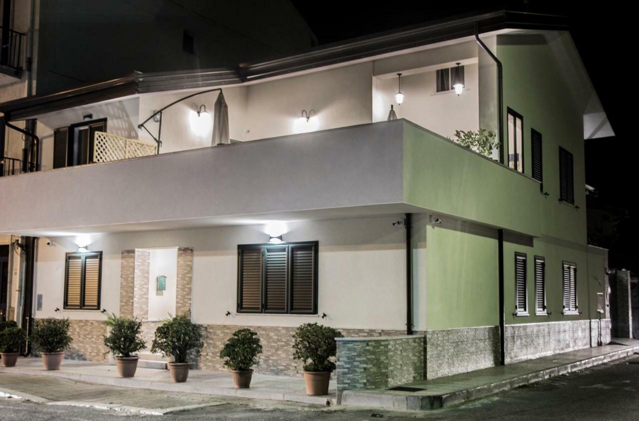 B&B A Due Passi Dal Mare 卡托纳 外观 照片