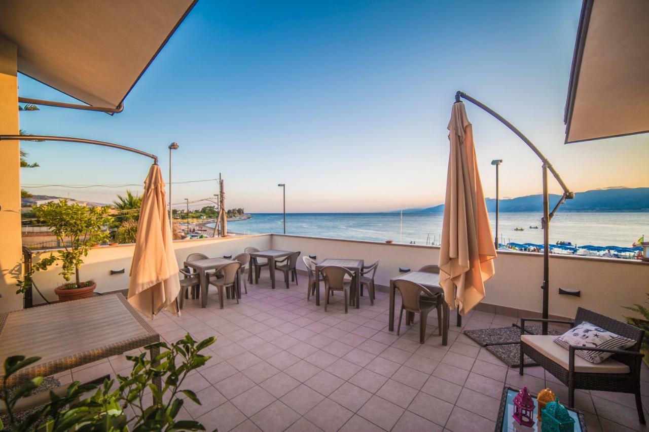 B&B A Due Passi Dal Mare 卡托纳 外观 照片