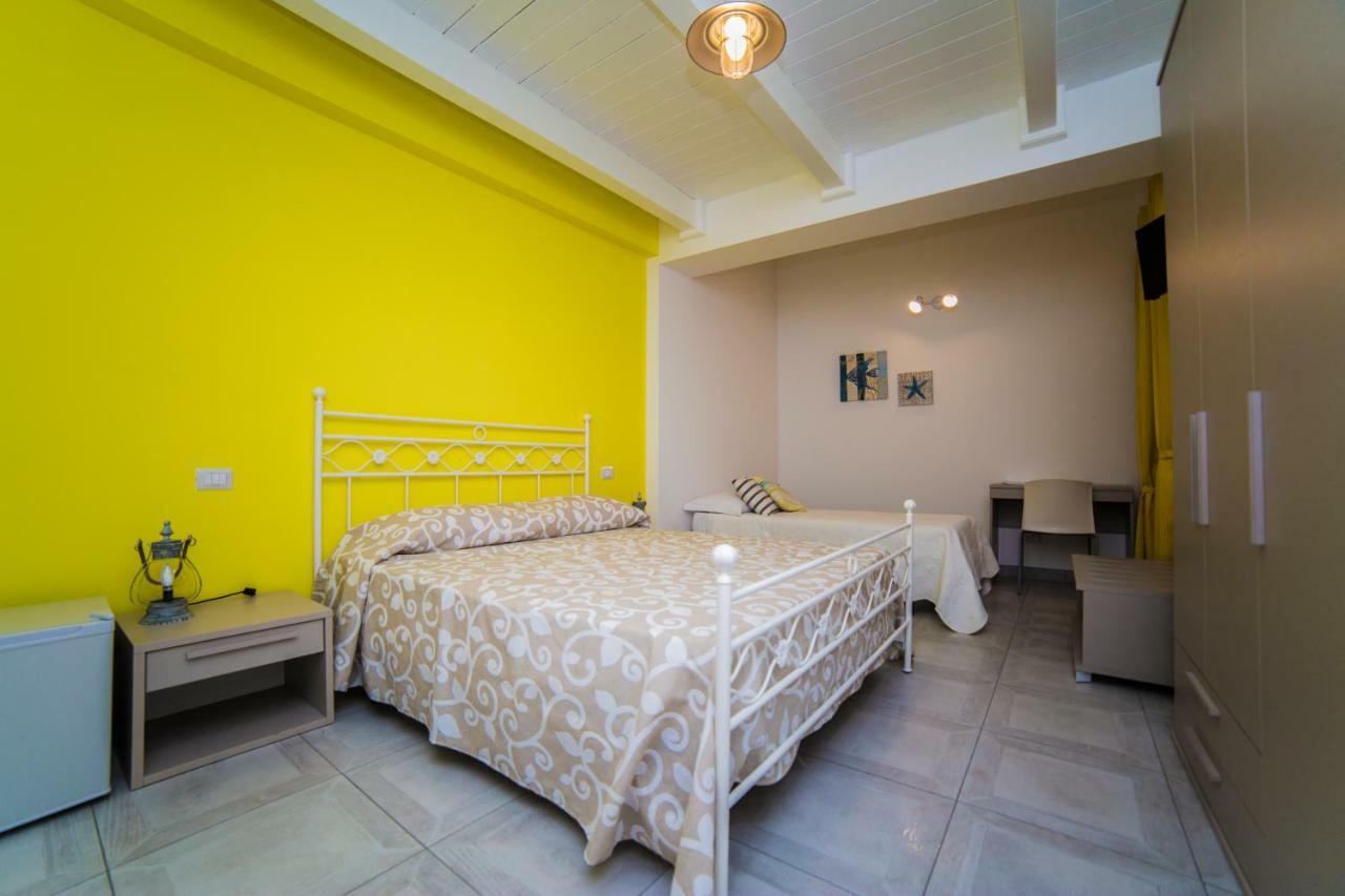 B&B A Due Passi Dal Mare 卡托纳 外观 照片