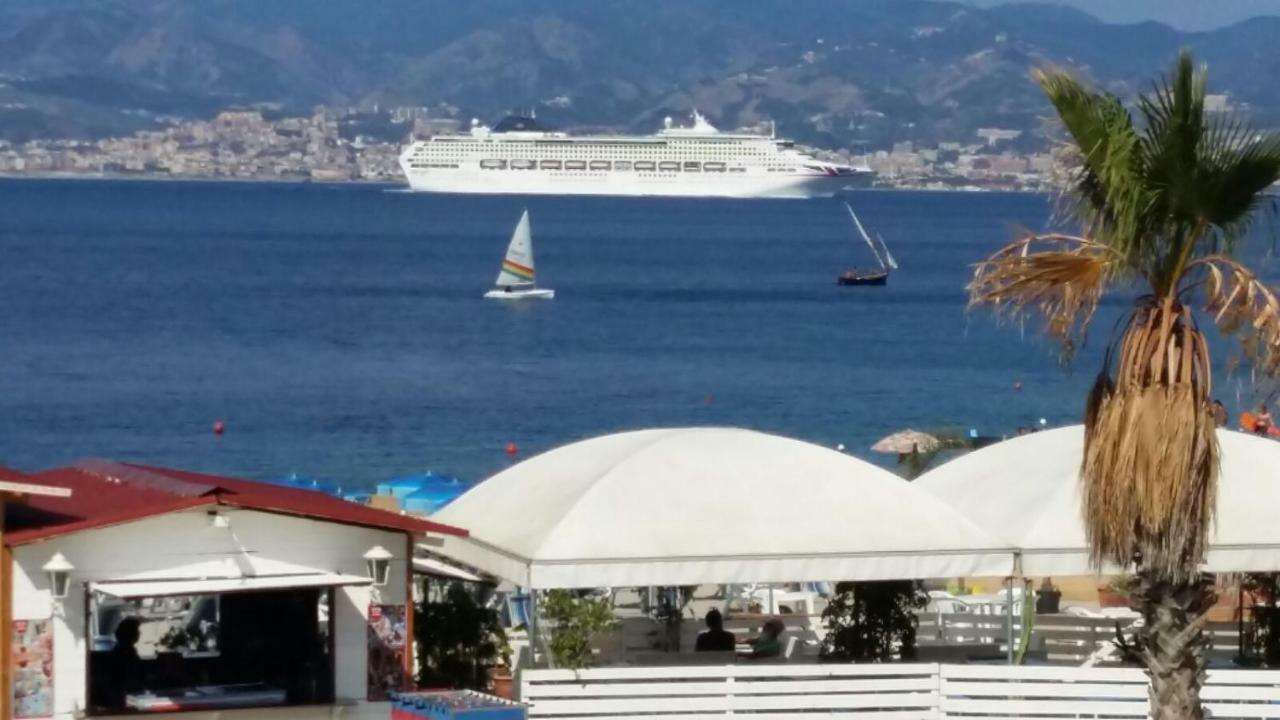 B&B A Due Passi Dal Mare 卡托纳 外观 照片
