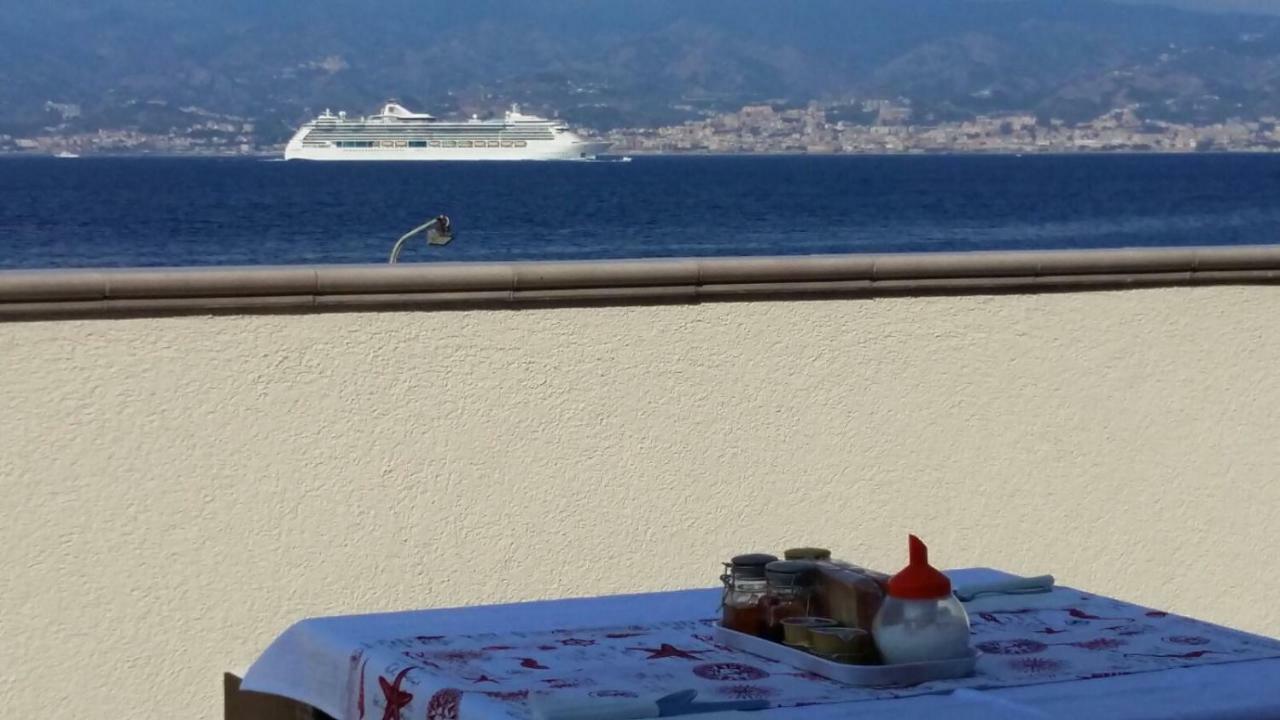 B&B A Due Passi Dal Mare 卡托纳 外观 照片
