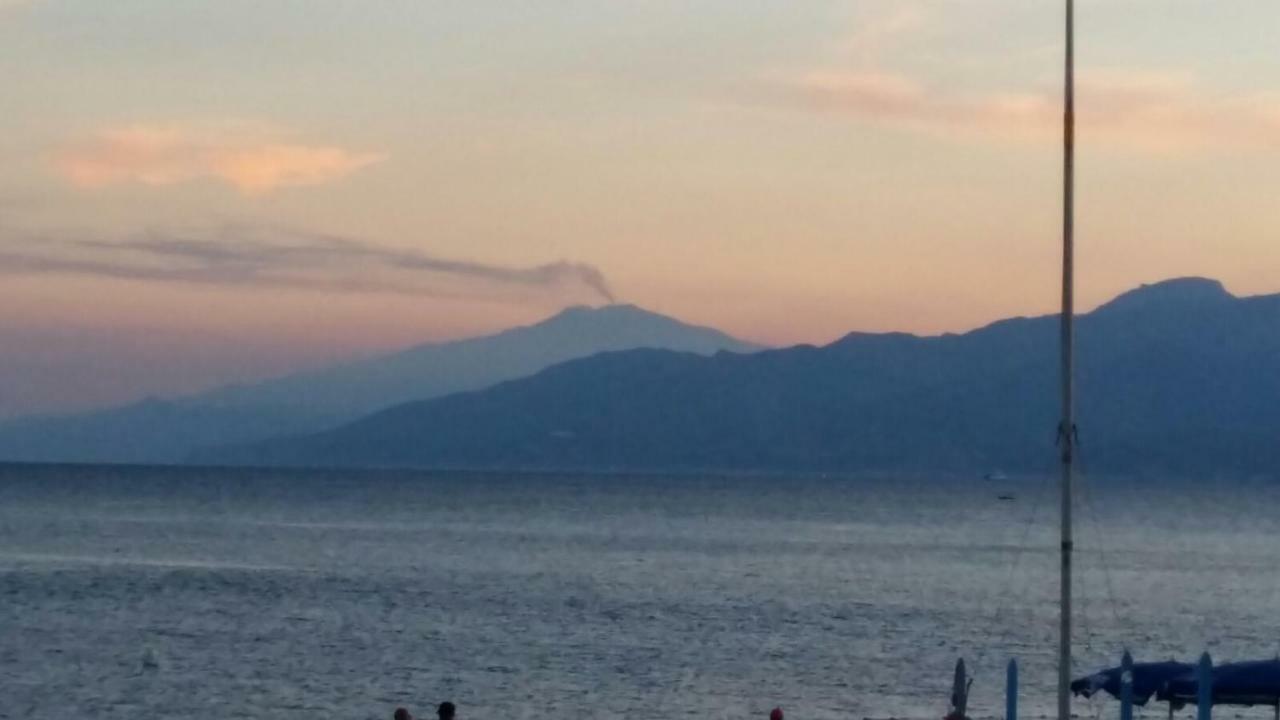 B&B A Due Passi Dal Mare 卡托纳 外观 照片