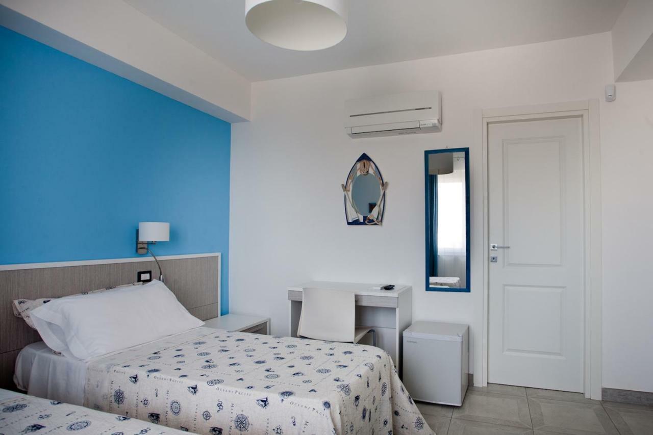 B&B A Due Passi Dal Mare 卡托纳 外观 照片