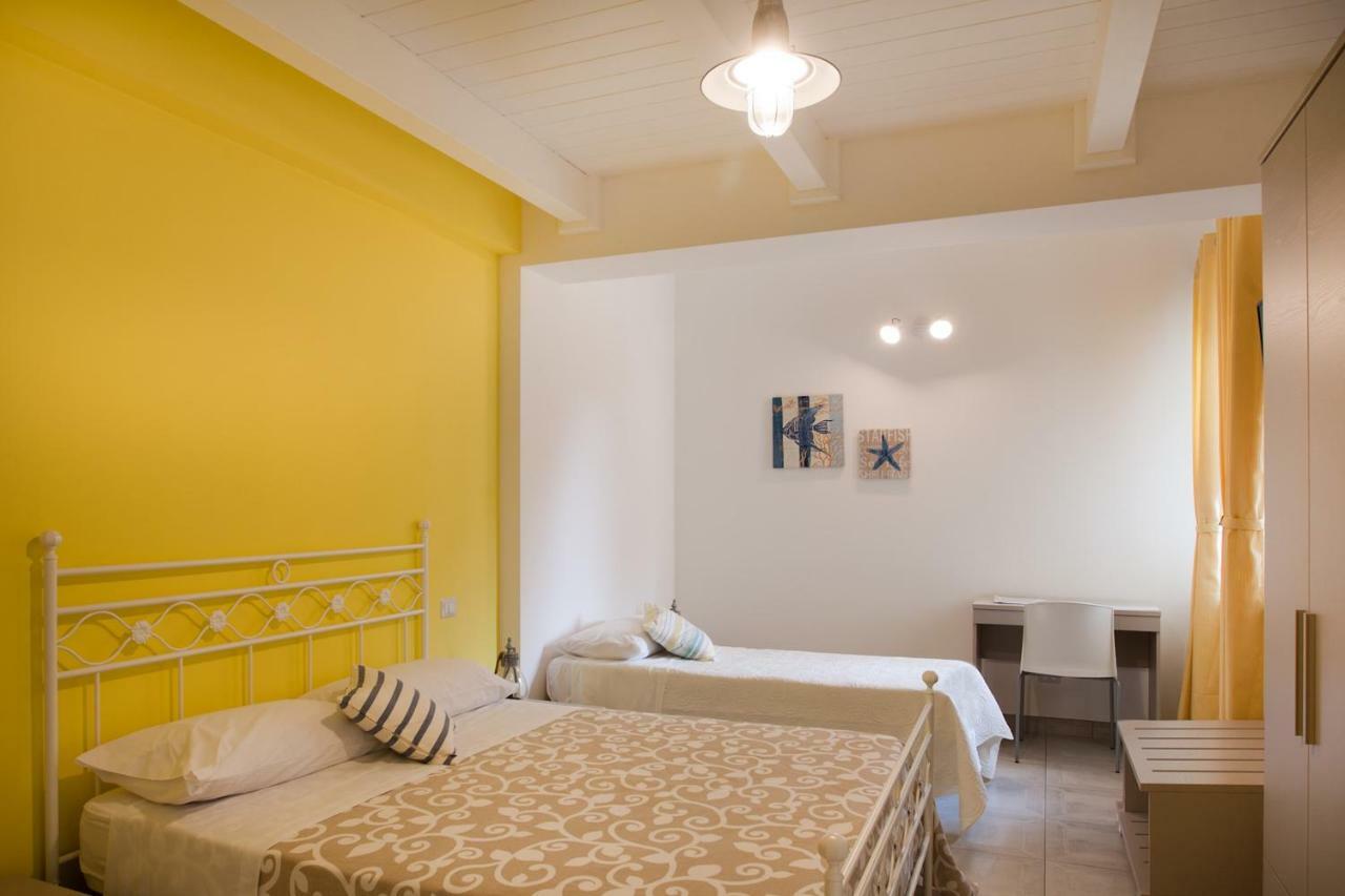 B&B A Due Passi Dal Mare 卡托纳 外观 照片
