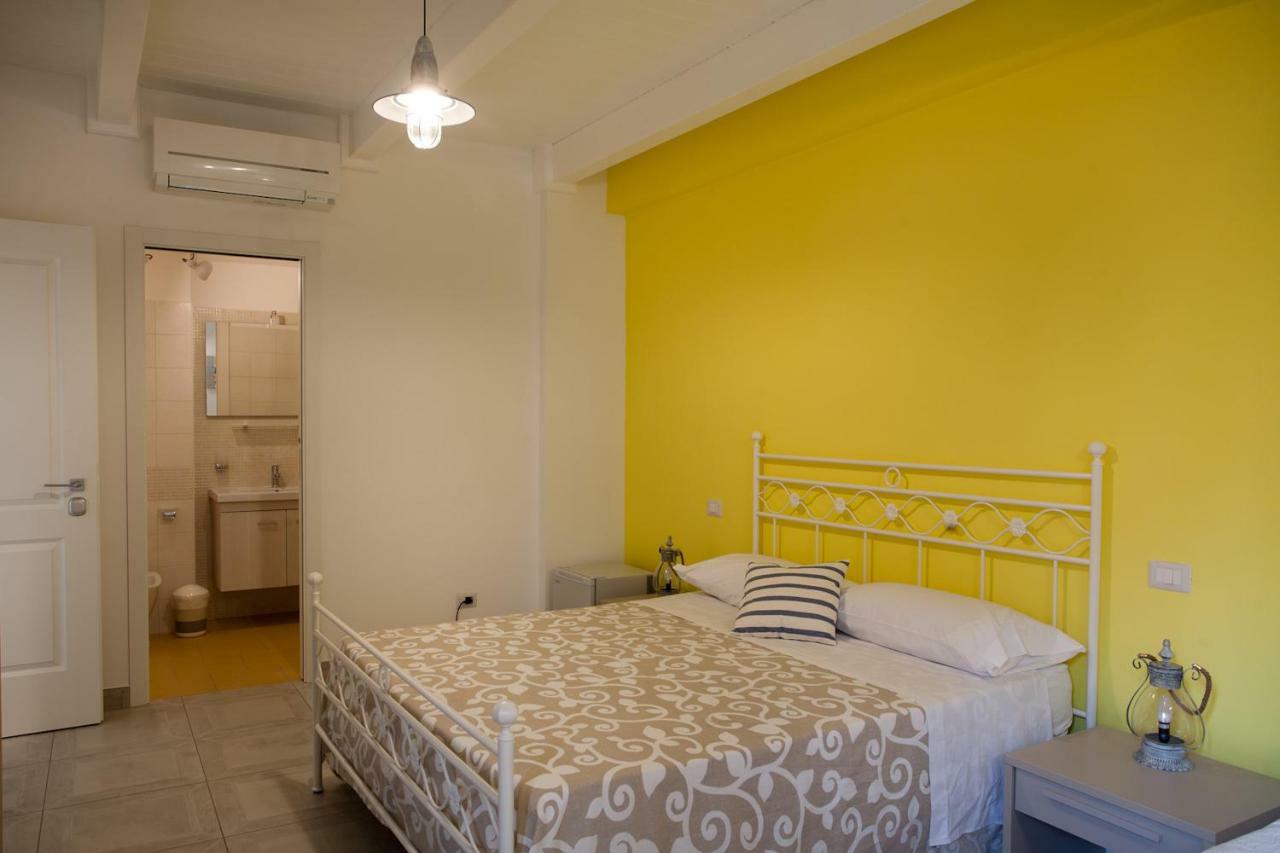 B&B A Due Passi Dal Mare 卡托纳 外观 照片