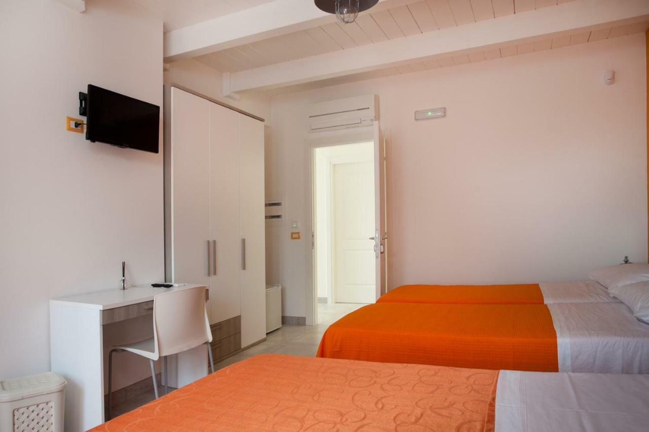 B&B A Due Passi Dal Mare 卡托纳 外观 照片