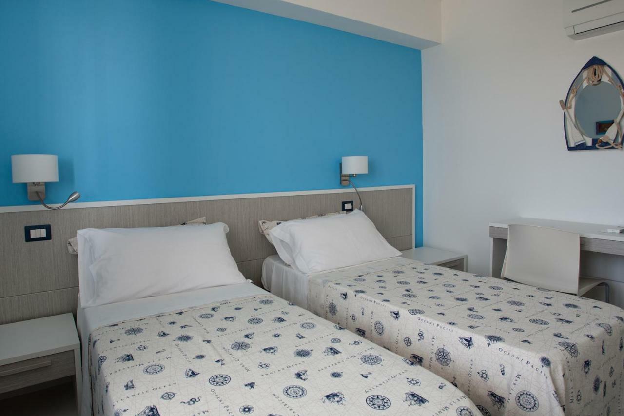 B&B A Due Passi Dal Mare 卡托纳 外观 照片